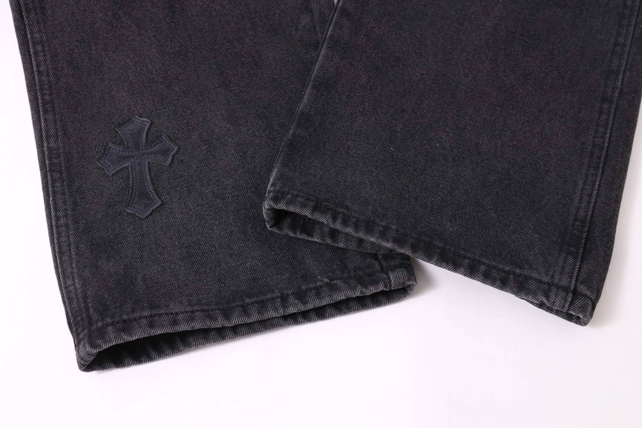 P260 Style number: H890 Croxin & 𝐂𝐡𝐫𝐨𝐦𝐞 𝐇𝐞𝐚𝐫𝐭 ss25 limited imitation wood pants starry sky black leather jeans. Styles with different wash textures are very friendly to people with thin legs and thick legs. The slightly flared version perfectly modifies the leg shape. The timeless and moderate length makes it easy to match and match. It is the basis for various styles and is a must-have in your wardrobe! The fabric is stiff but also makes the upper body soft without losing texture. The washing process is even more perfect. It is a must-have item for everyone! ! ! Washed wheat, hang tag, pants label, three labels complete Color: black Size: 30-32-34-36